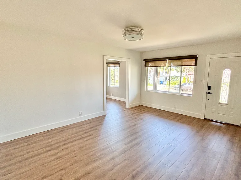 3507 S Cloverdale Ave — Photo 2