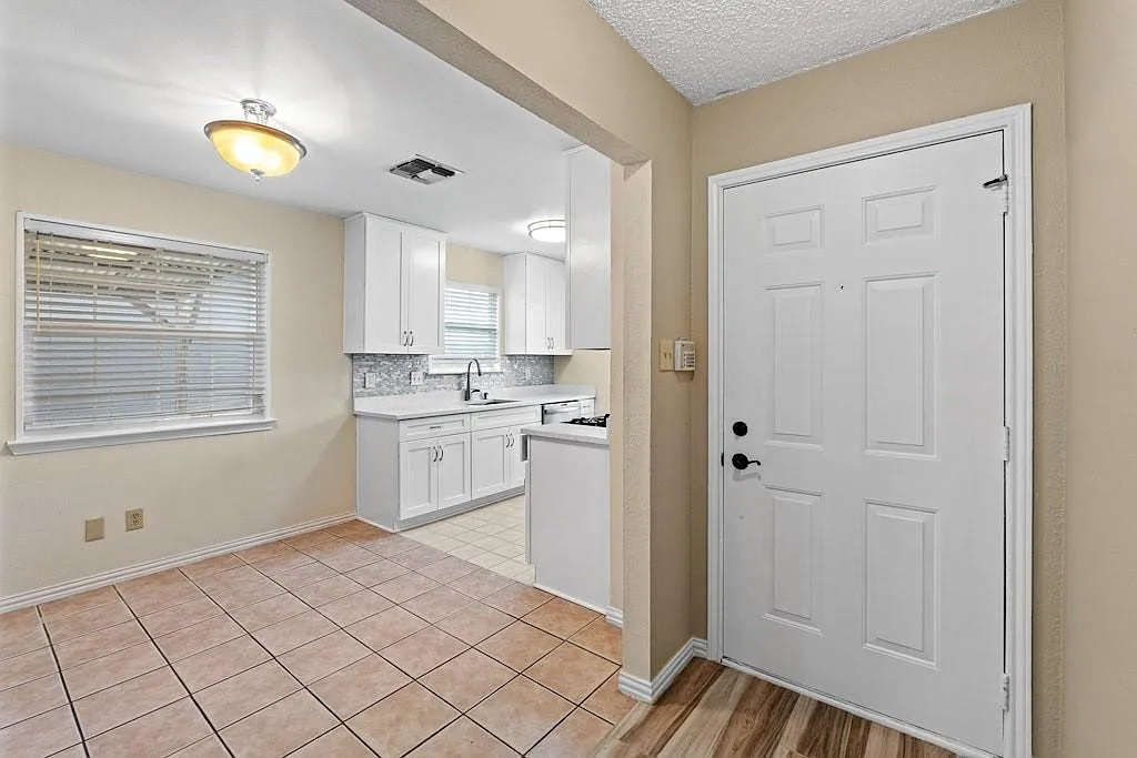 2 bed, 1.0 bath, 854 sqft, $1,700 — Photo 3