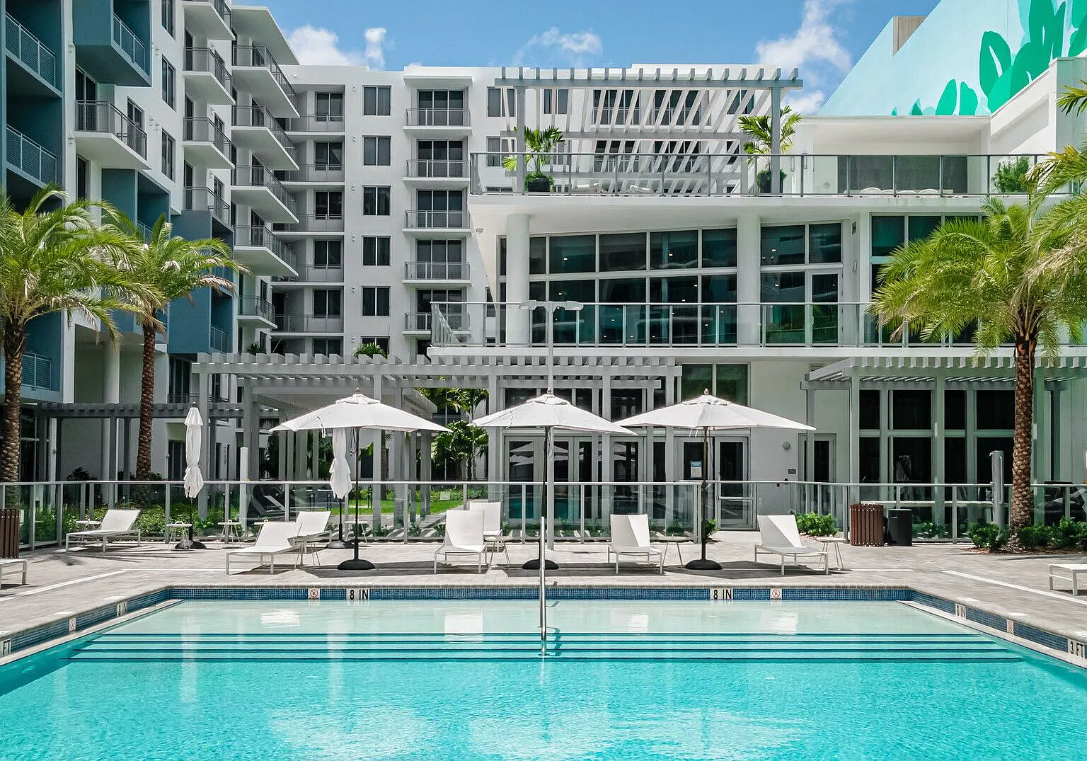 Avery Dania Pointe Apartments — Photo 3