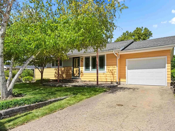 242 Briarcliff Dr, Washington, IL 61571