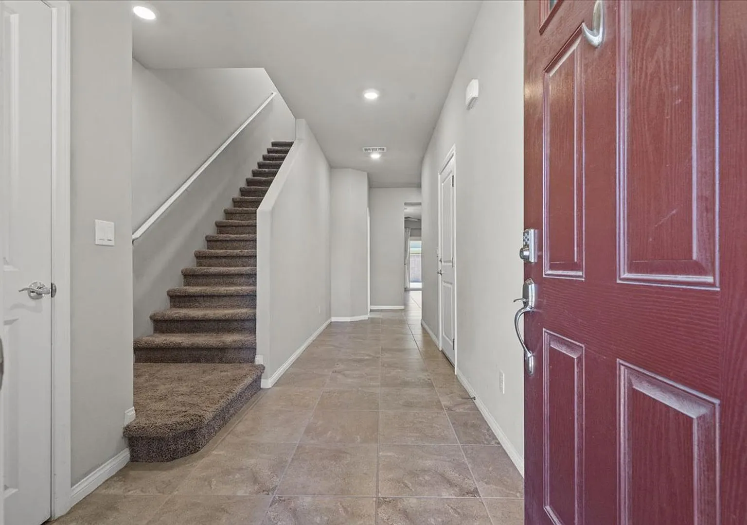 Large 5-Bedroom 3-Bathroom Home in Gated Community! — Photo 3