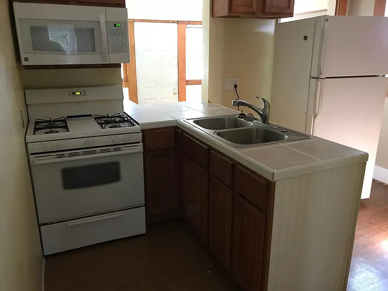 930 Hudson Ave — Photo 2
