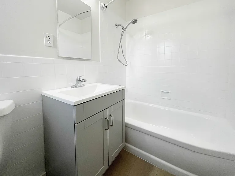 2421 Judah St #4 — Photo 9