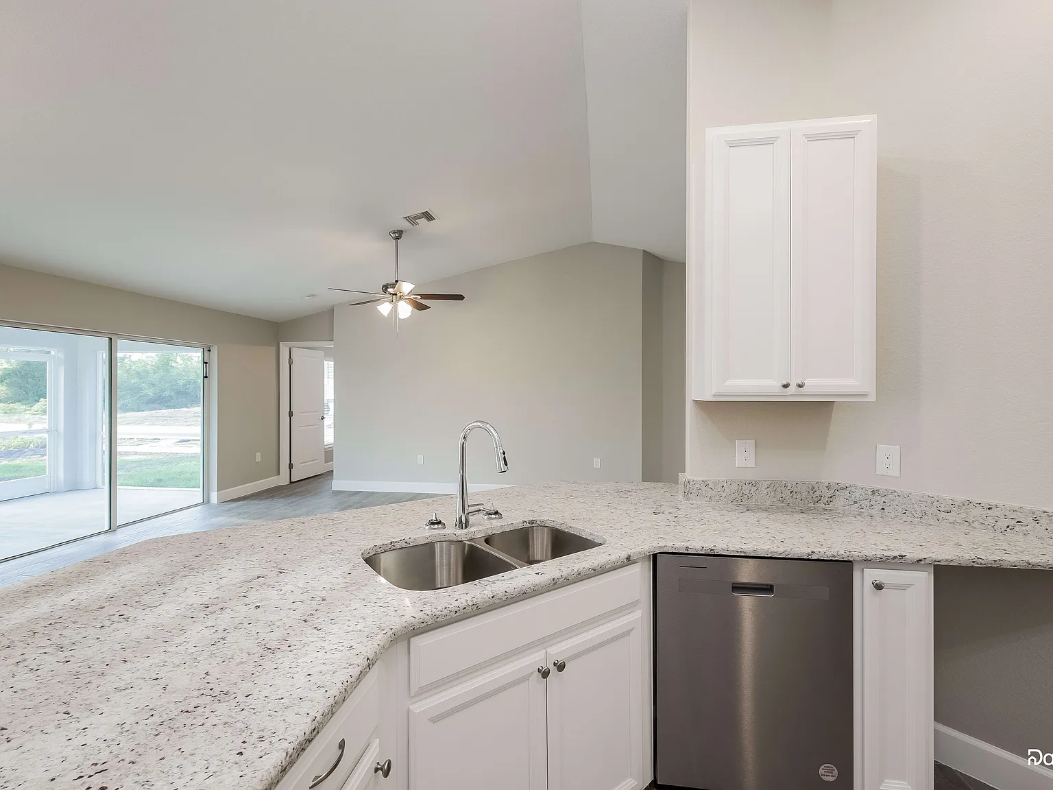 3 bed, 2.0 bath, 1614 sqft, $1,815 — Photo 3