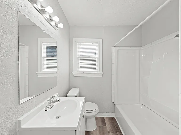 1721 W 5th St — Photo 8