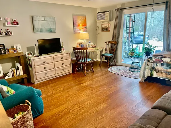 99 Fountain Ln APT 8, Weymouth, MA 02190