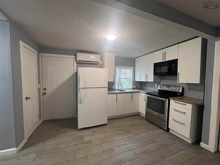 2142 Avenue F — Photo 4