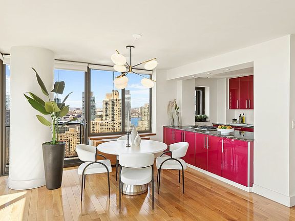3rd image of 161 W 61st St APT 28B