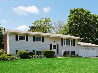 36 Clearview Dr, Wheatley Heights, NY 11798