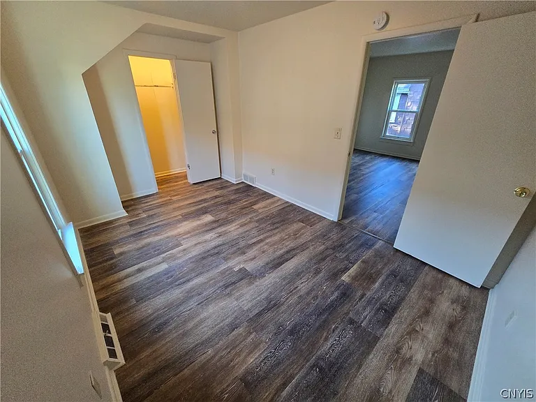 112 Helen St — Photo 9
