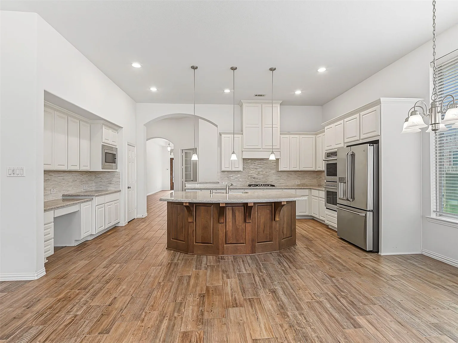 4 bed, 4.0 bath, 2922 sqft, $3,400 — Photo 3