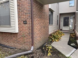 6689 Ridgefield Cir APT 105, West Bloomfield, MI 48322