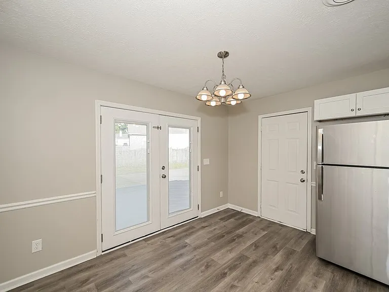 1912 Guildford Dr — Photo 5