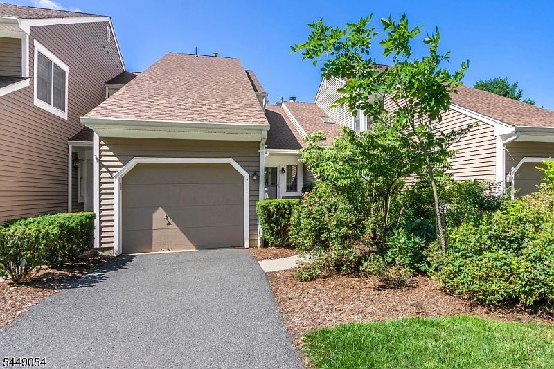 1st image of 7 Dorset Ln