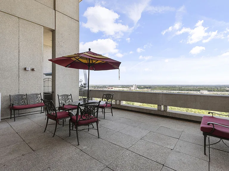 Pointe 400 Apartments — Photo 10