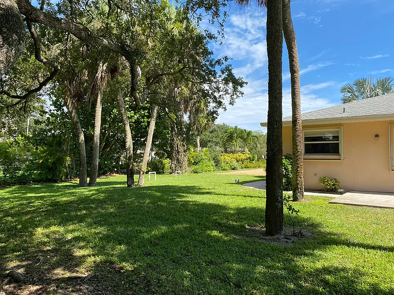 956 Tulip Ln — Photo 33