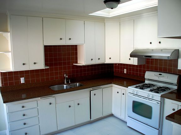 4th image of 285 Accacia St