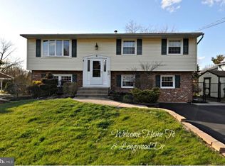 8 Longwood Dr, Burlington, NJ 08016