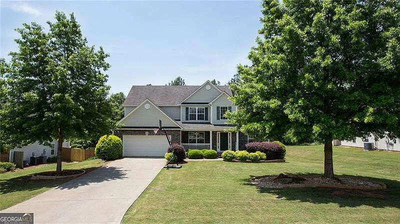4 bed, 2.5 bath, $2,500 — Photo 2