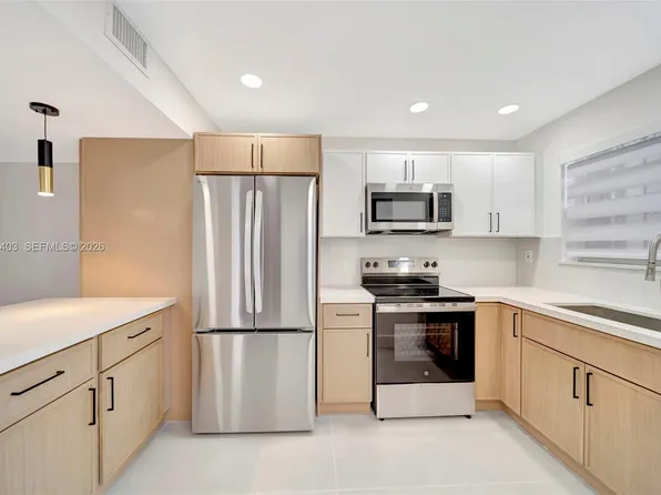 1083 W 38th St #23-8, Hialeah, FL 33012