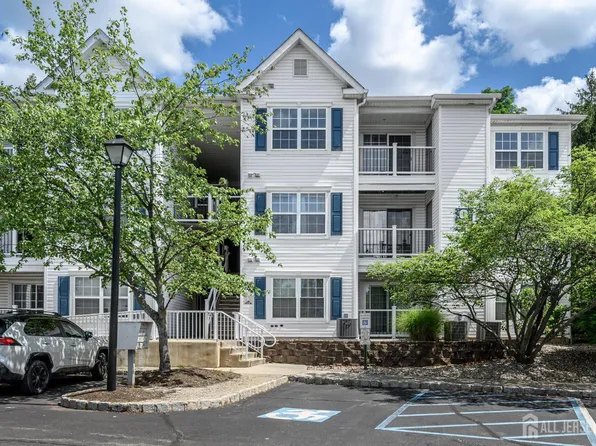 937 Waterford Dr, Edison, NJ 08817