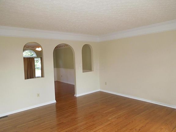 3rd image of 90 Simsbury Ct