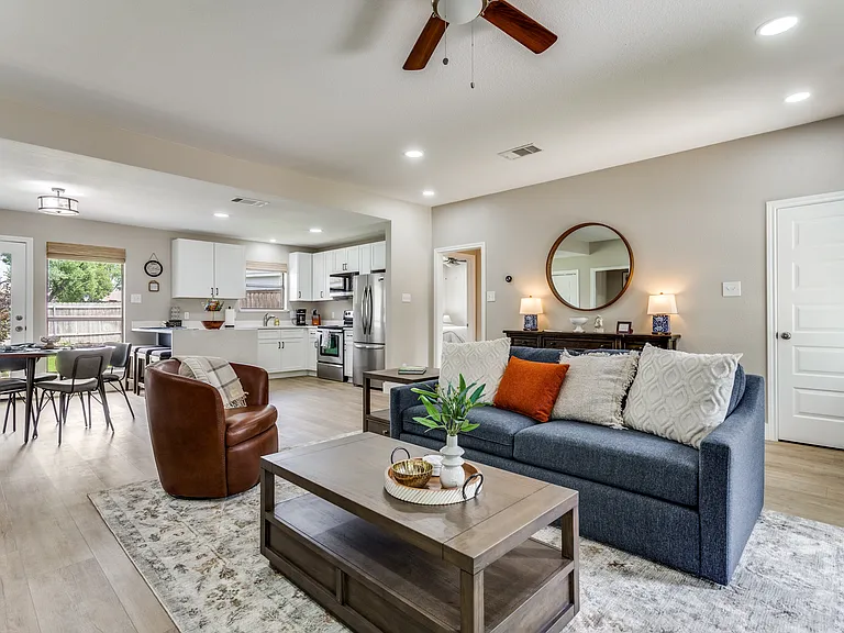 926 Hillside Ln — Photo 1