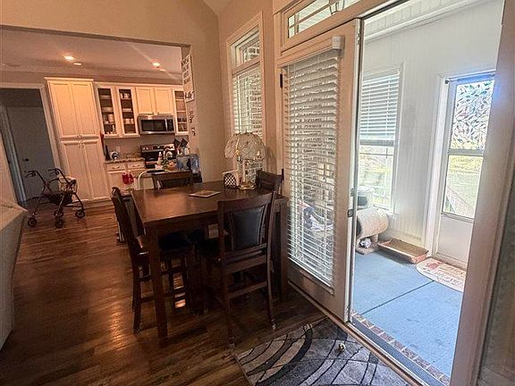 3rd image of 969 Jasmine Ln