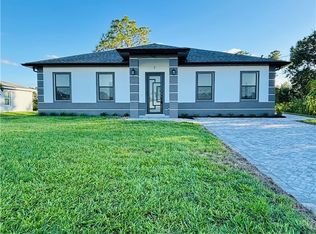 563 Oakshire Ln, Lehigh Acres, FL 33972