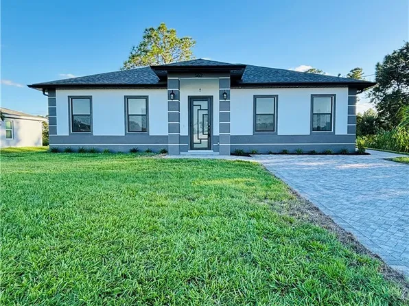 563 Oakshire Ln, Lehigh Acres, FL 33972