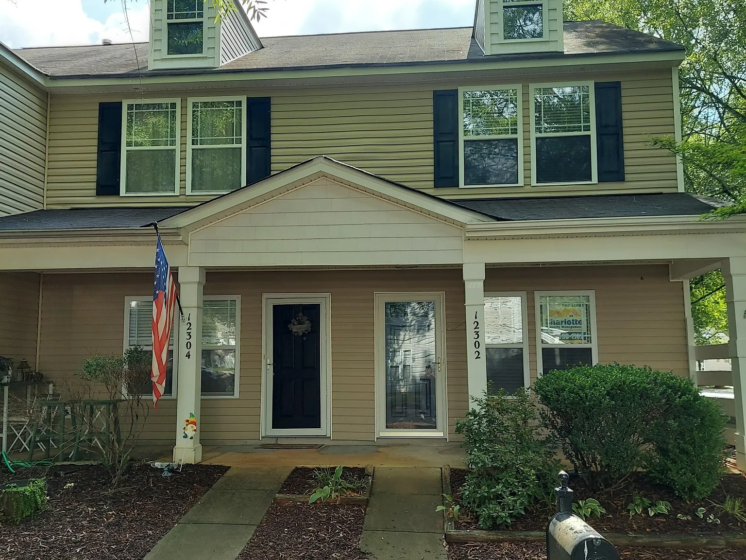 Upgraded 2 bedroom 2.5 bath end unit townhome in Huntersville. — Photo 1