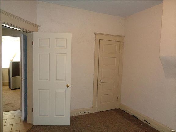 5th image of 4714 Lexington Ave E
