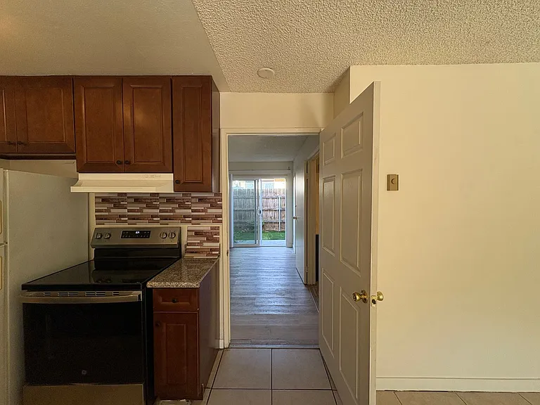 3404 Helix St — Photo 5
