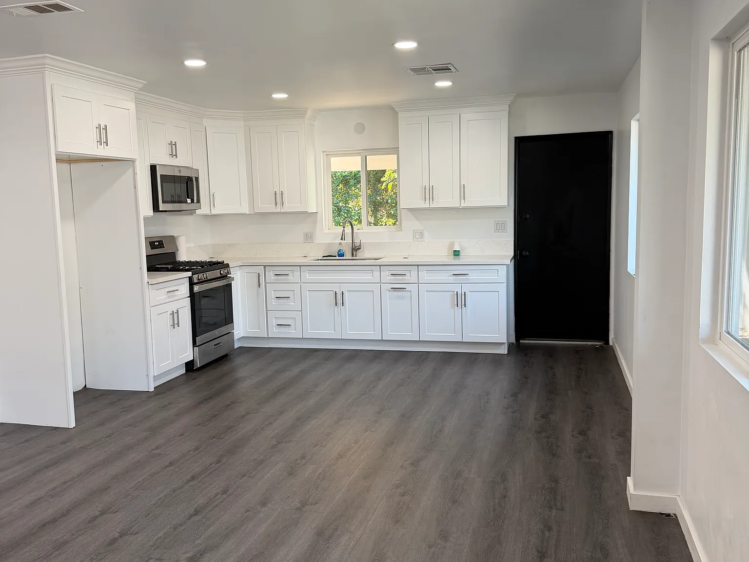 2 bed, 950 sqft, $2,500 — Photo 3