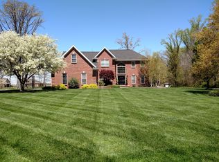 10147 S Hunters Crossing Dr, Haubstadt, IN 47639