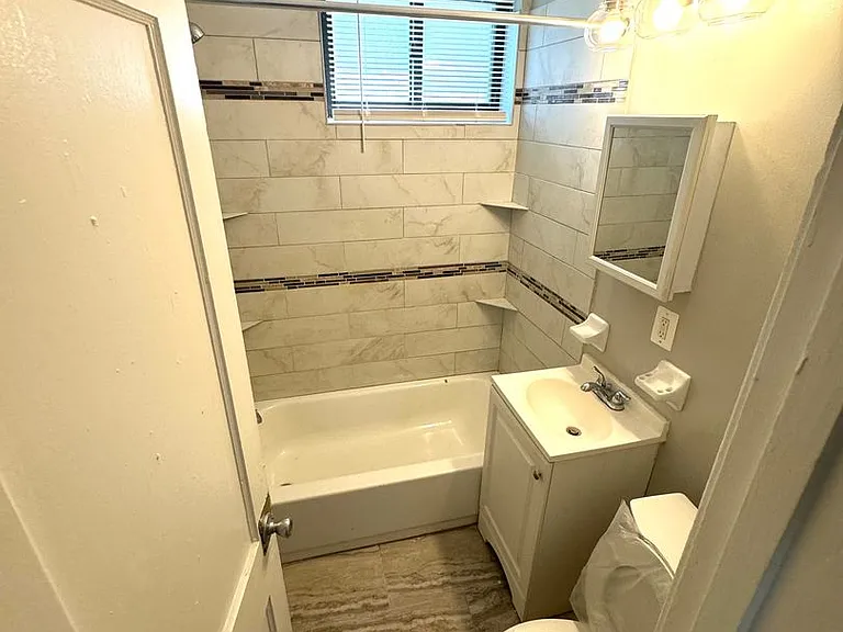 1035 Perry St NE — Photo 7