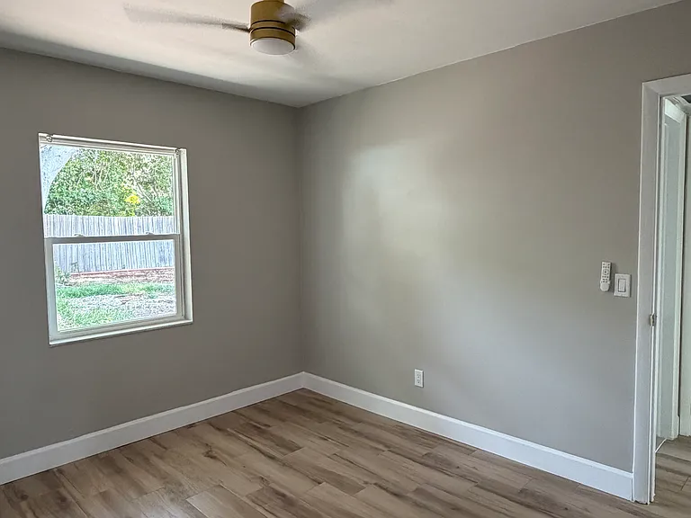 1733 Gladys St — Photo 14