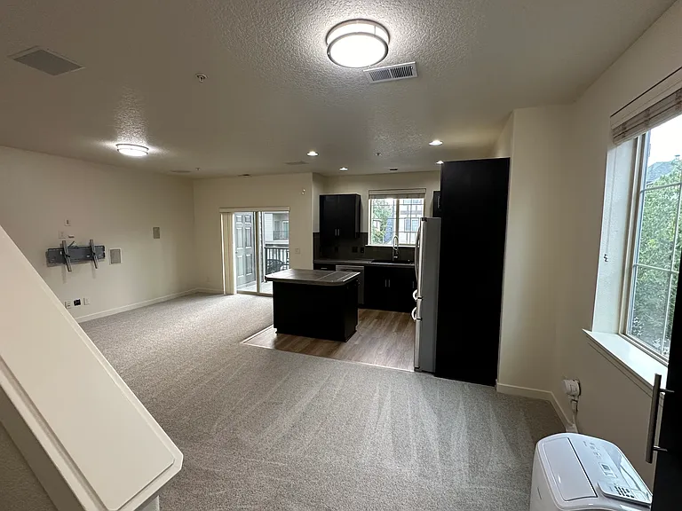 837 NE Wheelock Pl — Photo 4