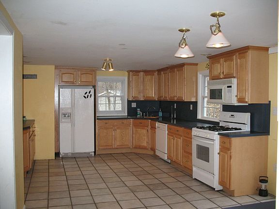Large Eat-in Kitchen w/plenty of cabinet space.