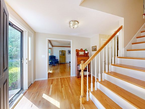 2nd image of 8 Bristol Ln