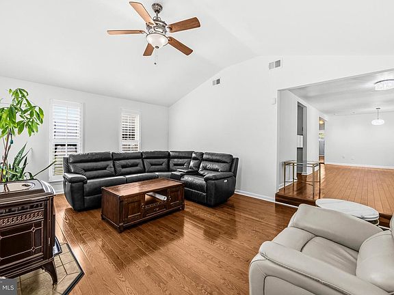 5th image of 4107 Henson Ln