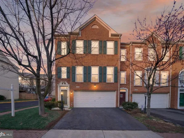 8015 Samuel Wallis St, Lorton, VA 22079