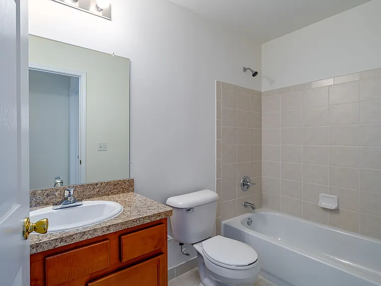 Ashford Apartments — Photo 97