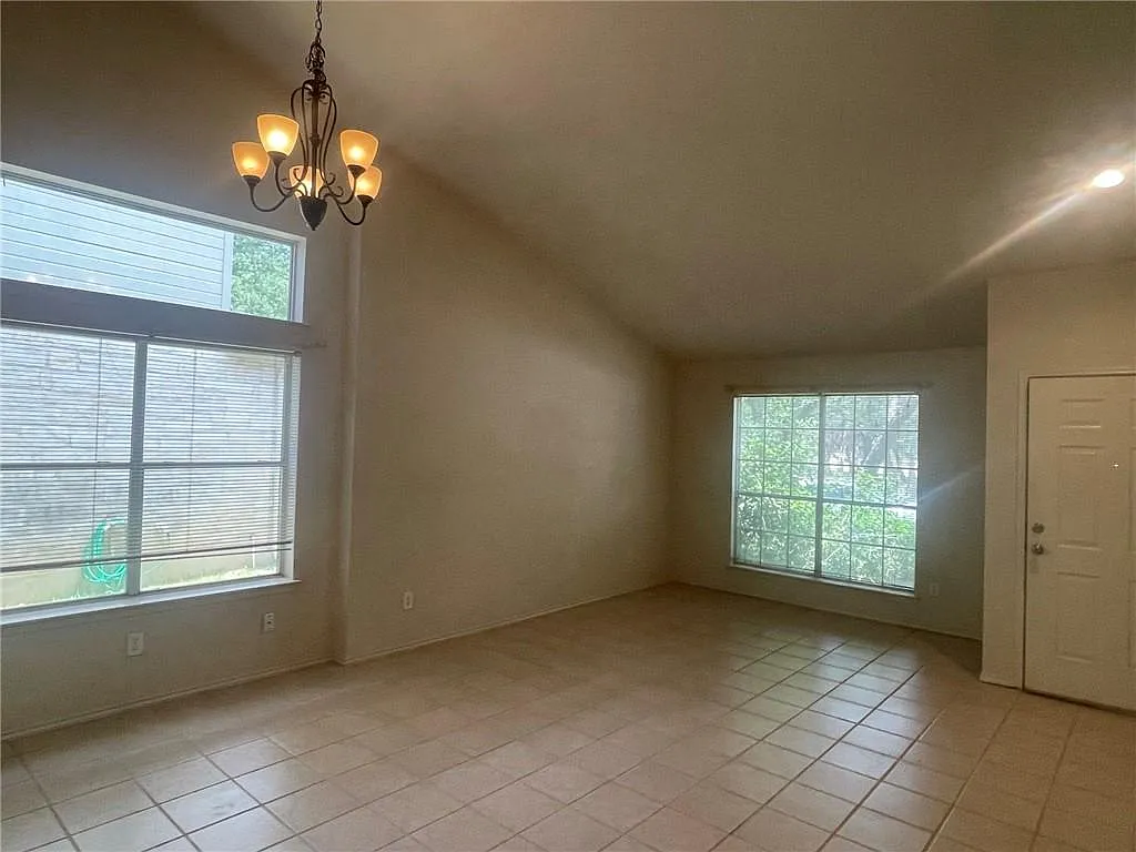 4 bed, 2.5 bath, 2161 sqft, $2,095 — Photo 3