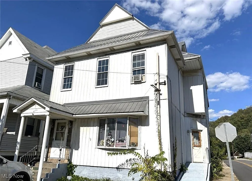 606 Ridge Ave photo 1