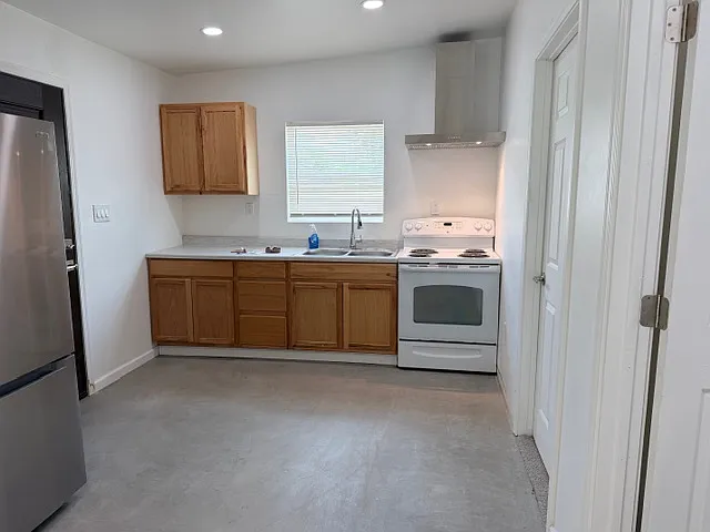 916 E Elm St #A-2 — Photo 3