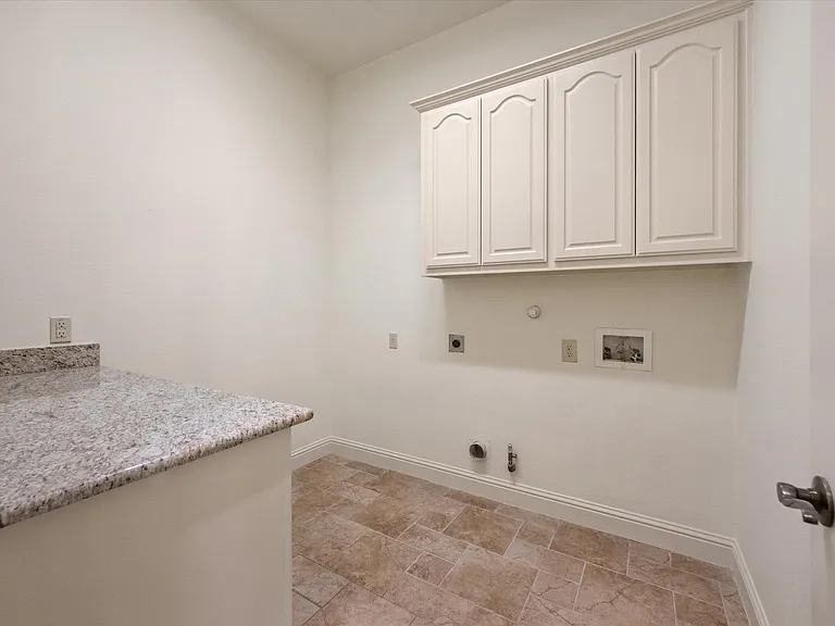 10941 Yorkshire Ln — Photo 17