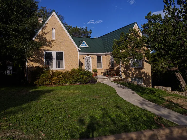 708 Texas Ave — Photo 3
