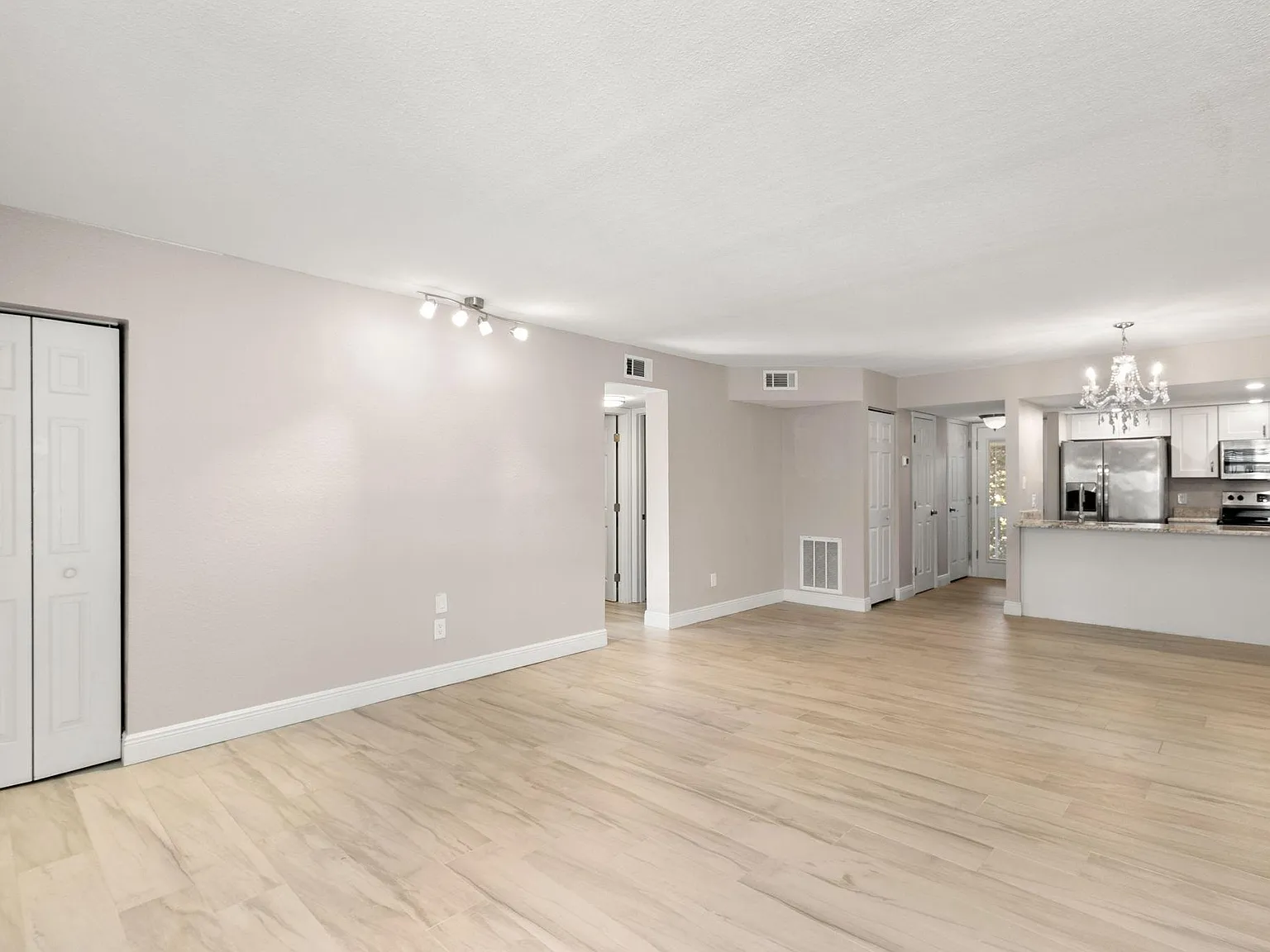 2 bed, 1020 sqft, $1,800 — Photo 3
