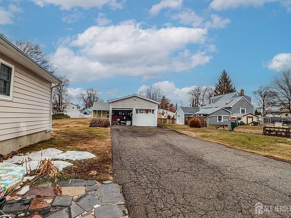 3rd image of 484 Old Post Rd